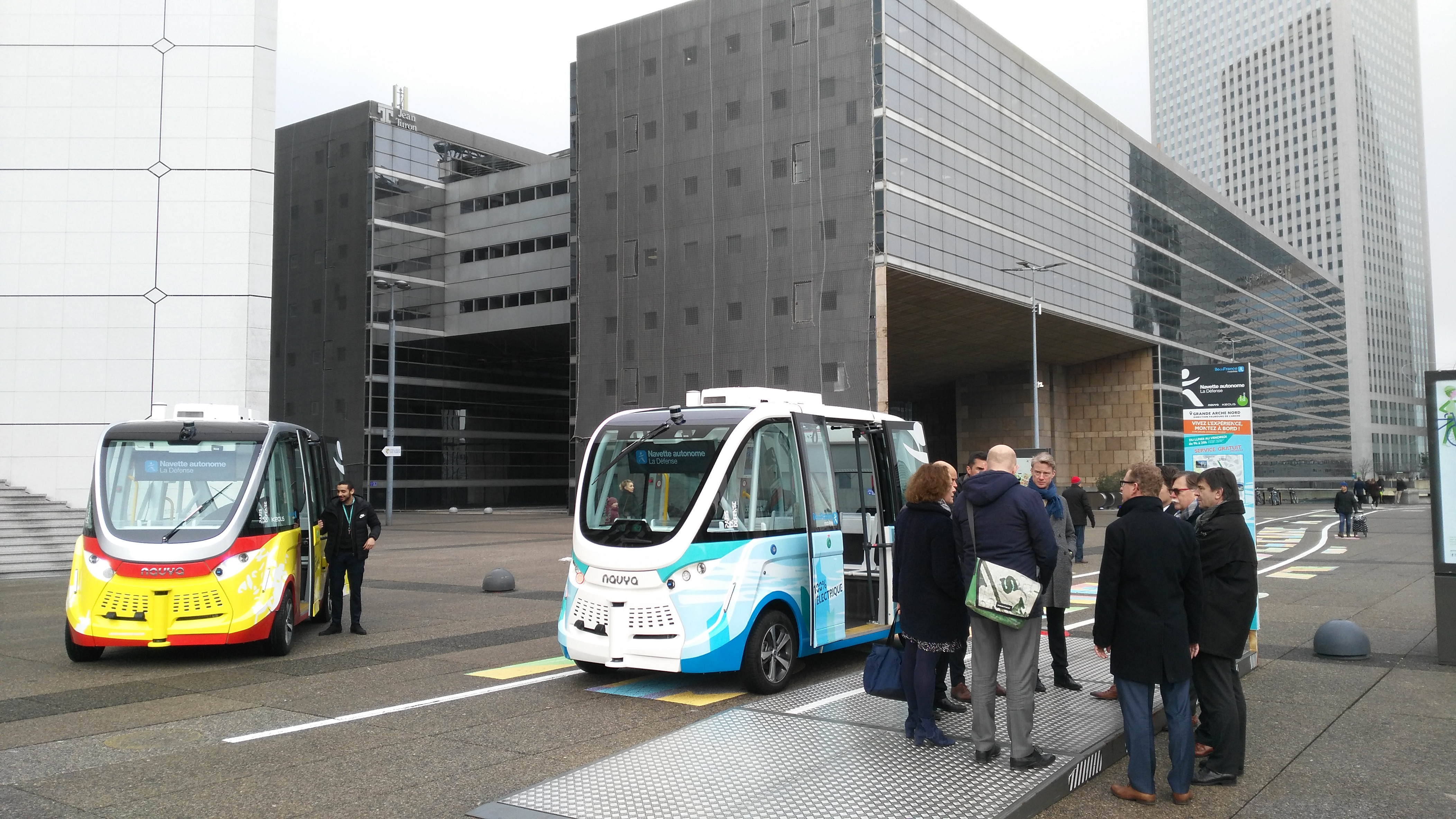 CEO Keolis Nederland en wethouder mobiliteit Almere testen autonome shuttle in Parijs